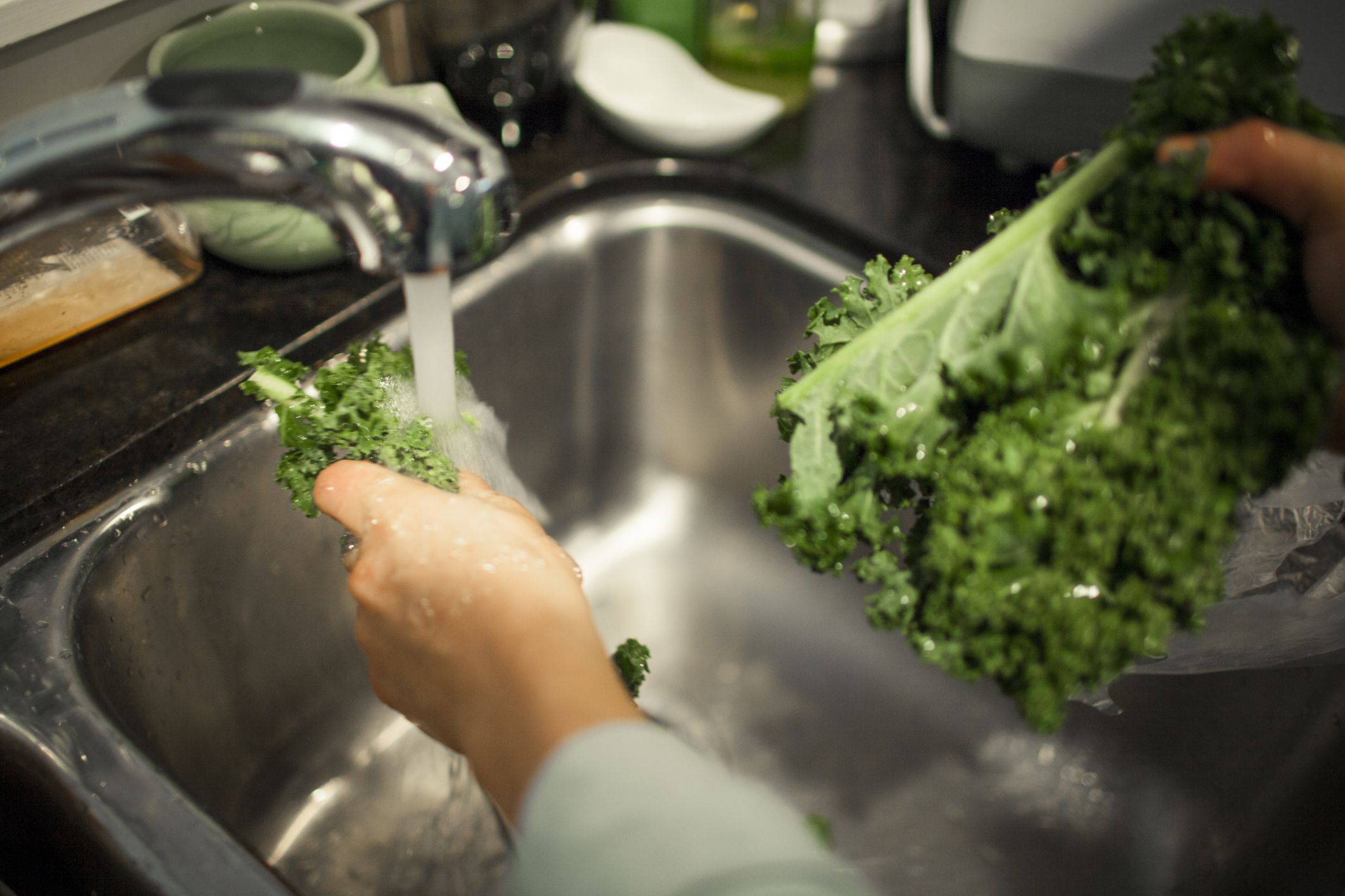 طرز صحیح شستن سبزیجات آلوده!