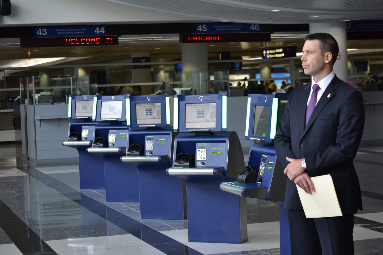 کنترل پاسپورت در 10 ثانیه در فرودگاه دبی
