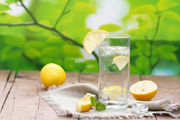 مضرات خوردن آب و لیمو برای لاغری