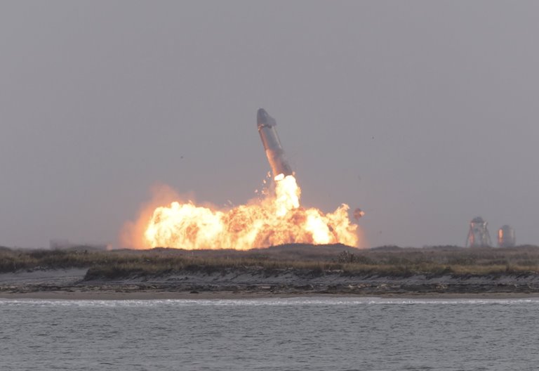 نخستین فرود موفقیت آمیز SpaceX به انفجار ختم شد + فیلم انفجار